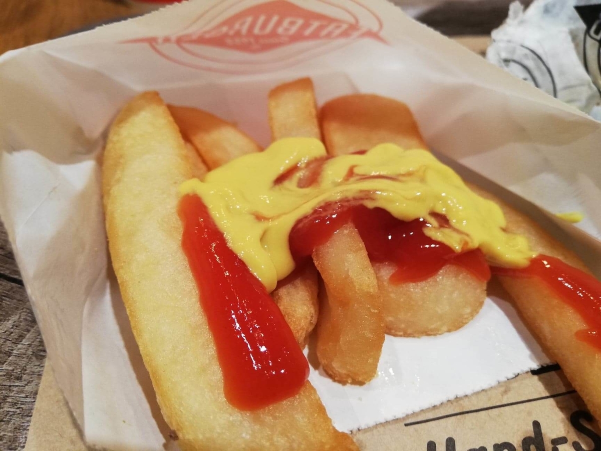 渋谷『ファットバーガー（FATBURGER）』のポテトにマスタードとケチャップをかけた写真