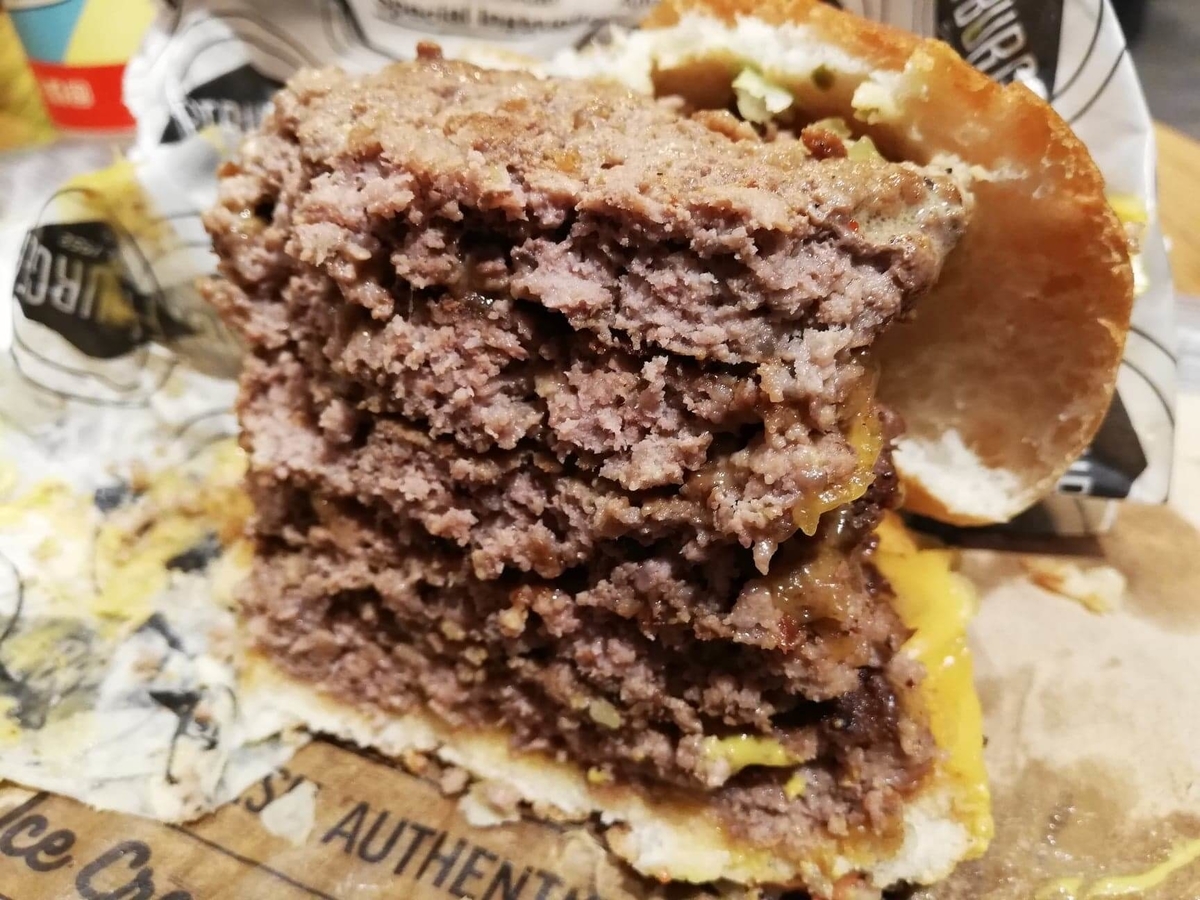 残り少しの、渋谷『ファットバーガー（FATBURGER）』のUSキングバーガーの写真