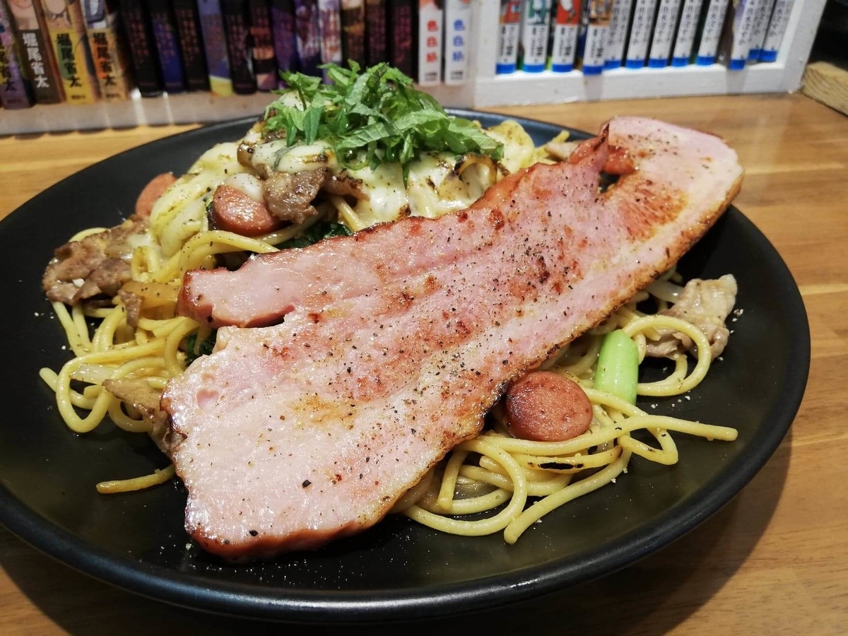 記事トップの、立川『スパゲッティPiaPia（ピアピア）』の、豚にんにくスパゲッティのアップ写真