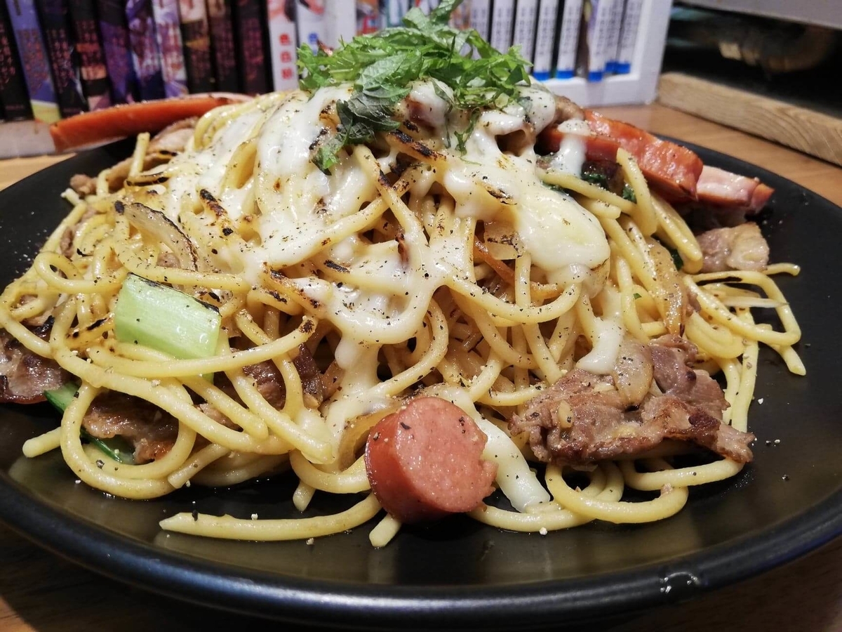 立川『スパゲッティPiaPia（ピアピア）』の、豚にんにくスパゲッティのアップ写真