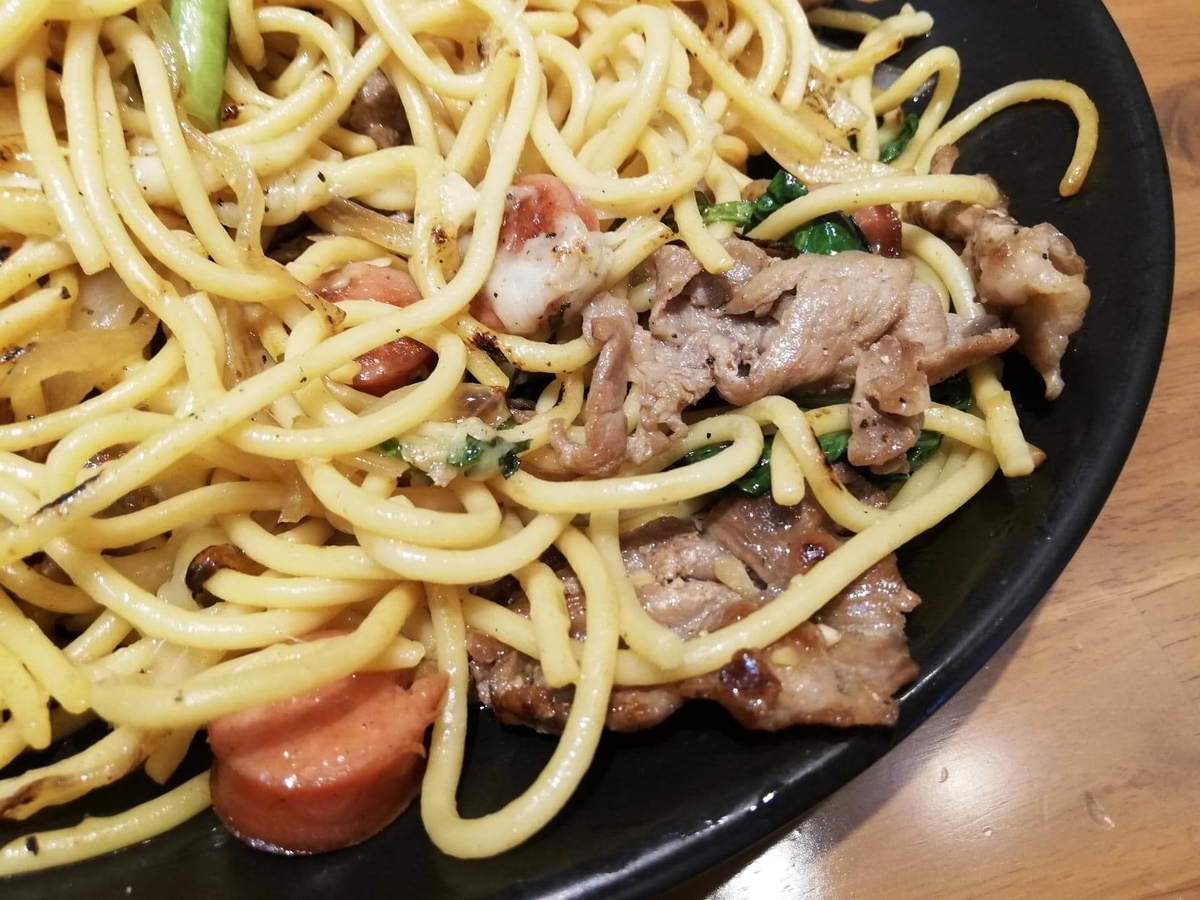 立川『スパゲッティPiaPia（ピアピア）』の、豚にんにくスパゲッティの豚肉のアップ写真