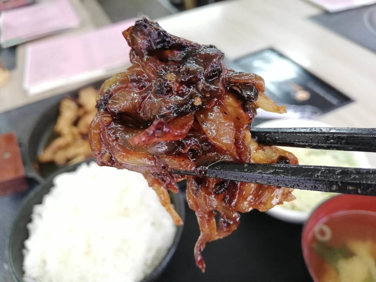江古田『ふくふく食堂』のBBQ定食の野菜を箸で掴んでいる写真