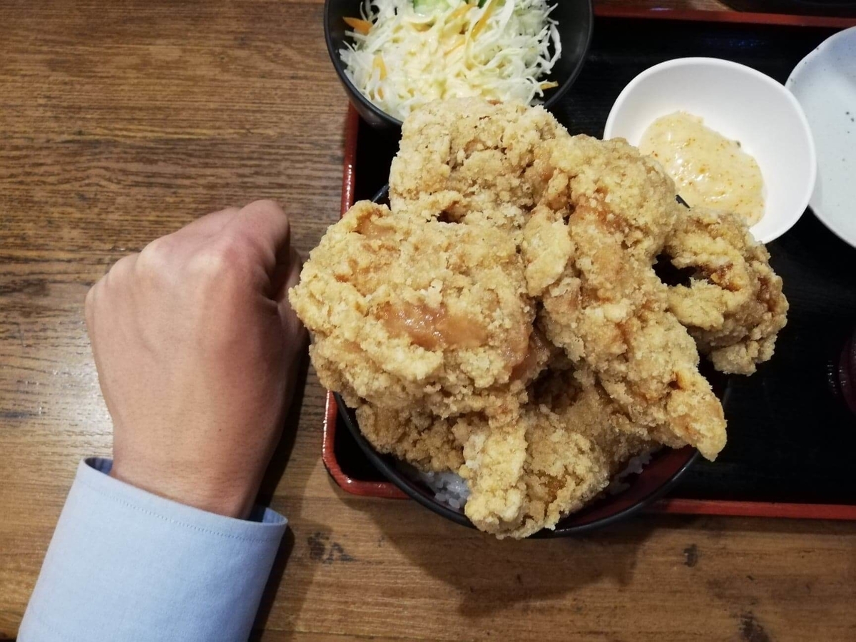 立川『ひなたかなた』のデカ盛り唐揚げ丼と拳のサイズ比較写真