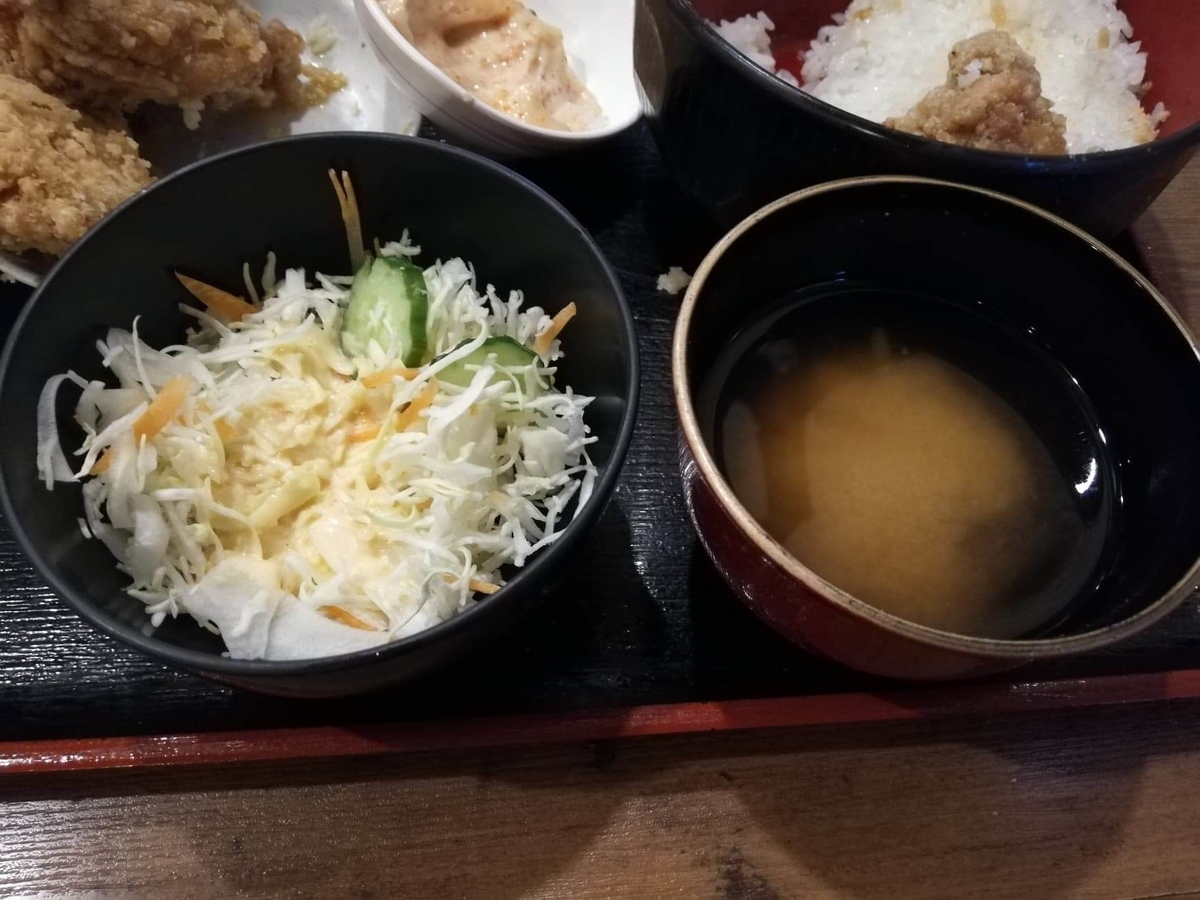 立川『ひなたかなた』の味噌汁とサラダの写真