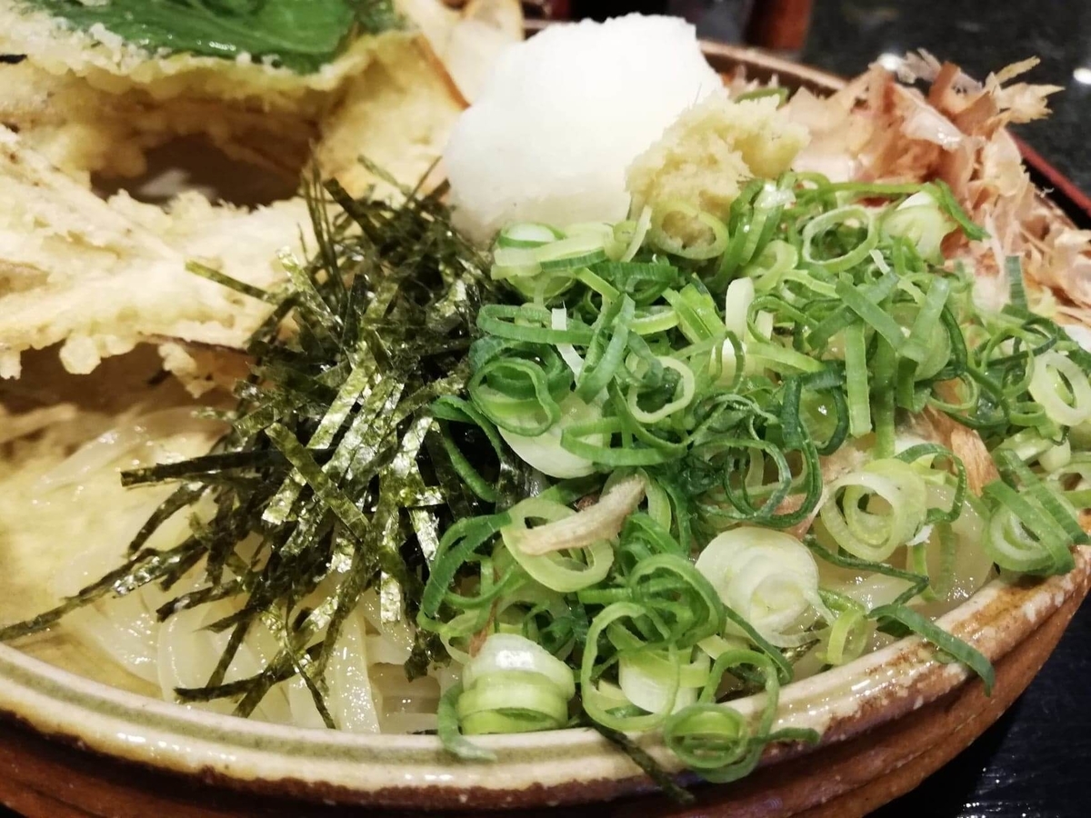 高田馬場『大地のうどん』のごぼうおろしぶっかけに乗っているネギの写真