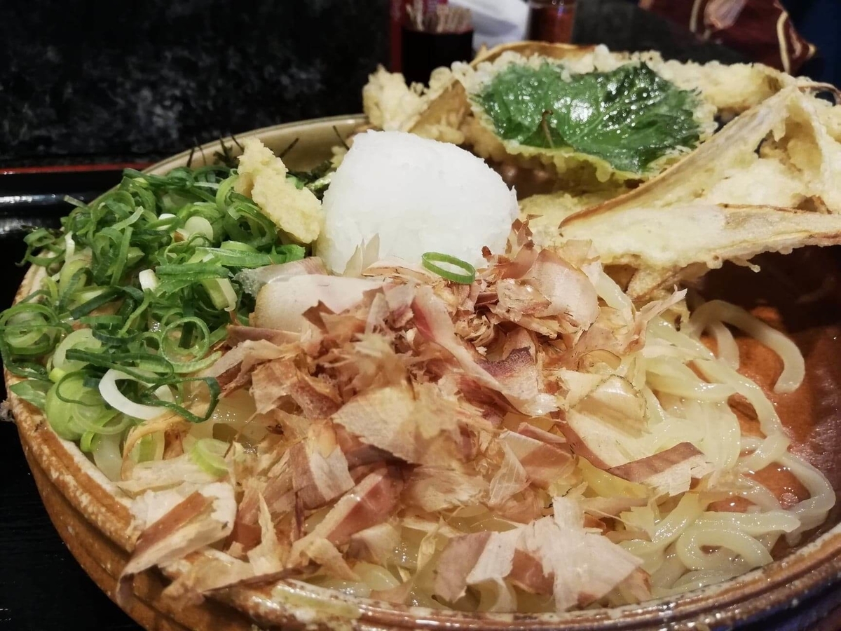 高田馬場『大地のうどん』のごぼうおろしぶっかけに乗っている鰹節の写真