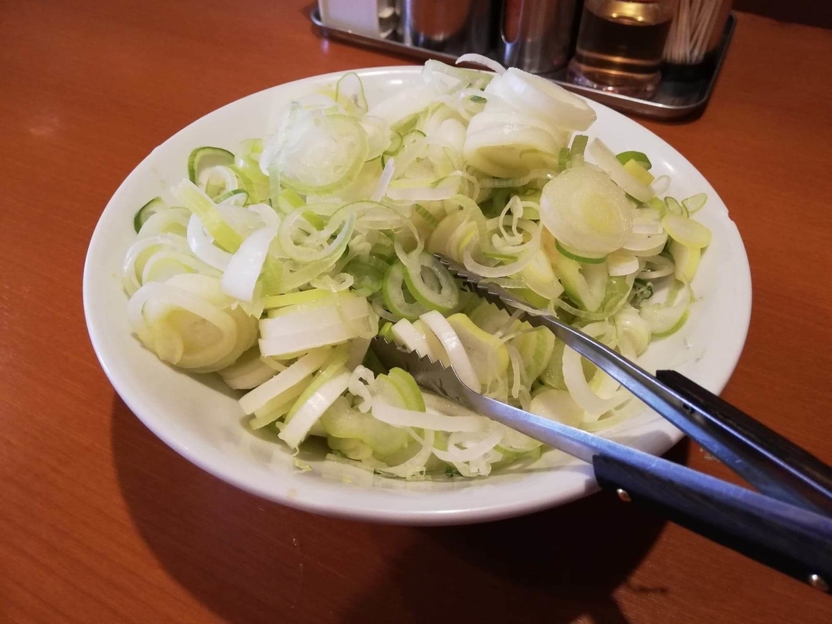 『末廣ラーメン本舗』高田馬場分店にある卓上ネギの写真