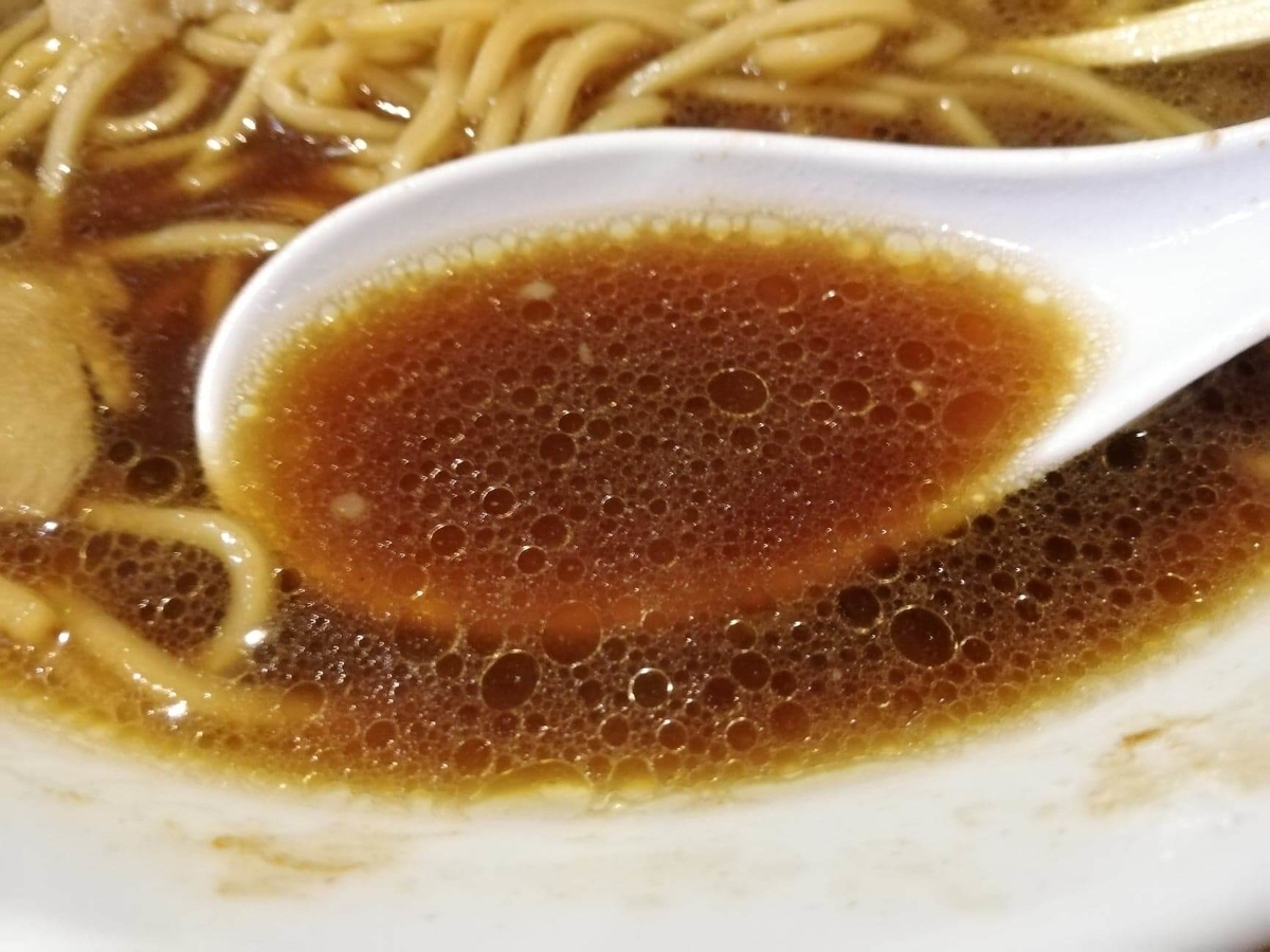 『末廣ラーメン本舗』高田馬場分店のチャーシュー麺の、スープのアップ写真