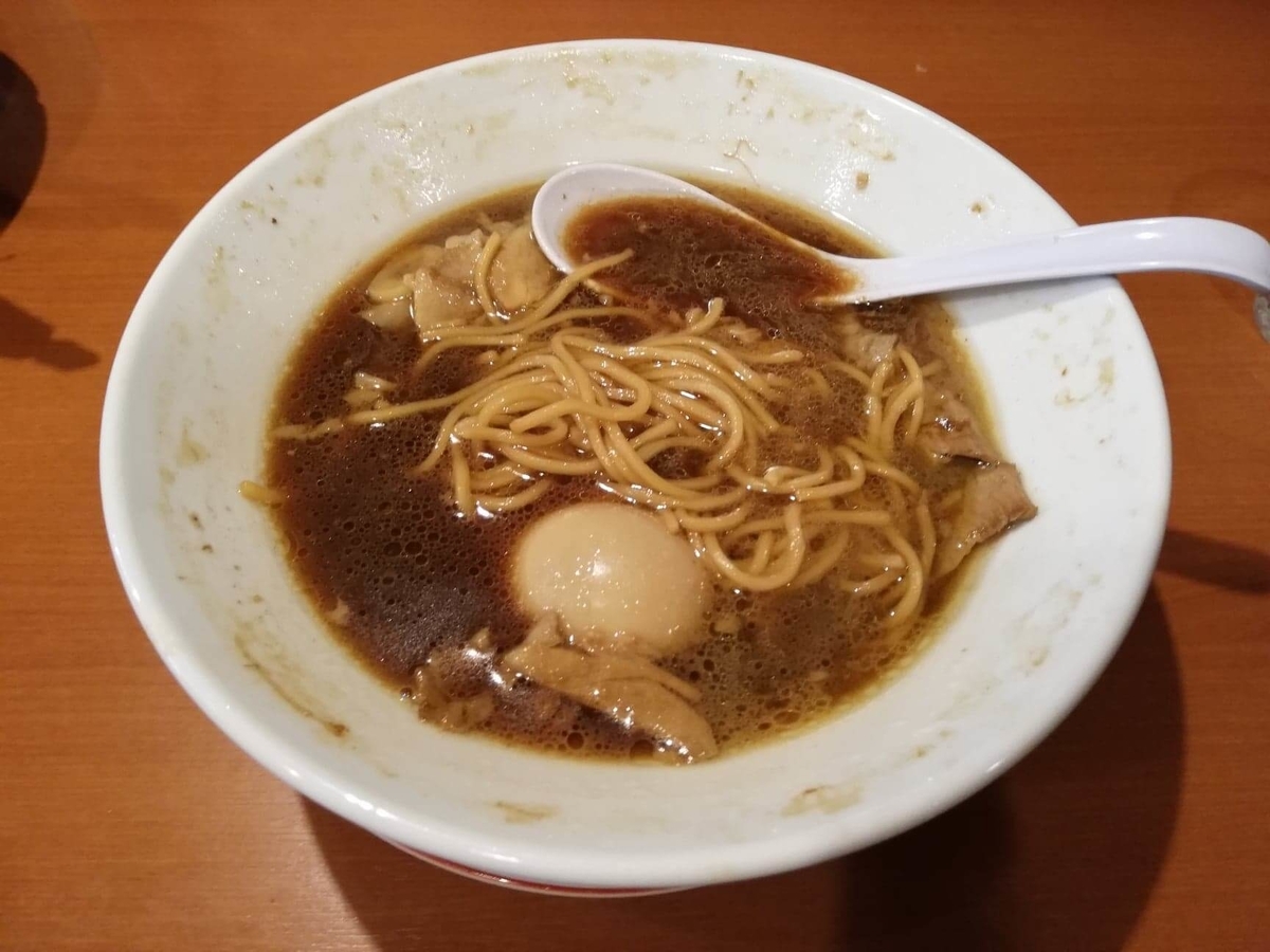 『末廣ラーメン本舗』高田馬場分店の、残り半分のチャーシュー麺の写真