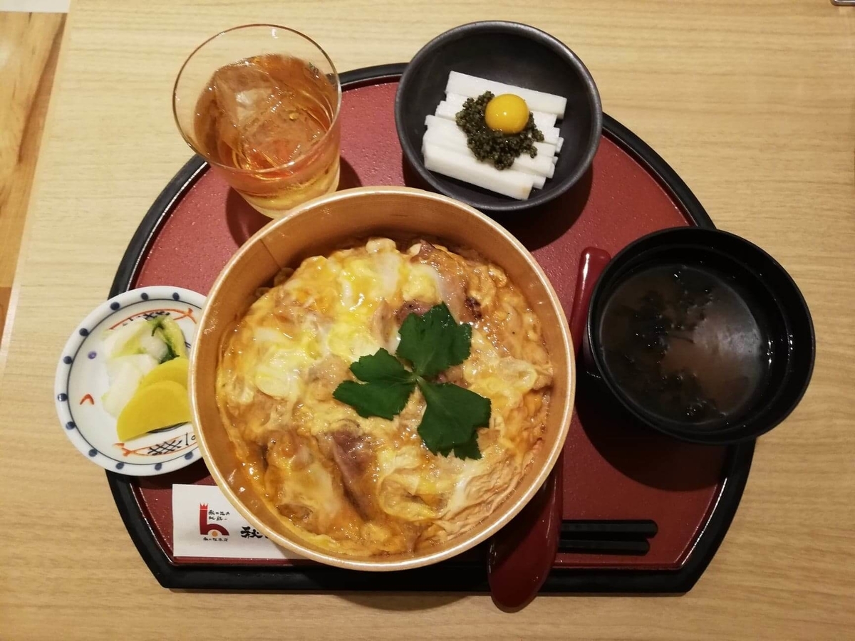 秋田駅『秋田比内地鶏や』の、比内地鶏の究極親子丼セットの写真