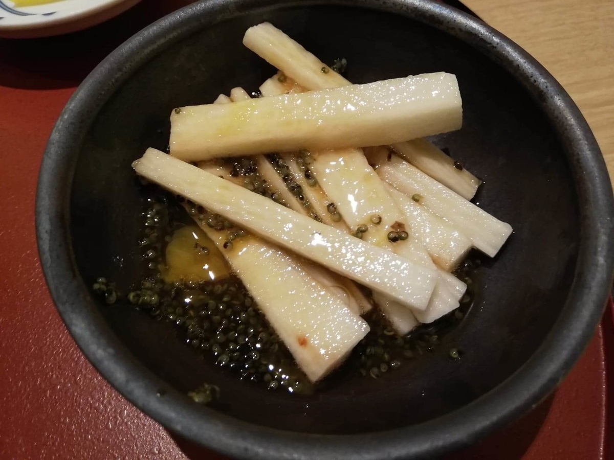 秋田駅『秋田比内地鶏や』の、長芋とんぶりに醤油をかけた写真