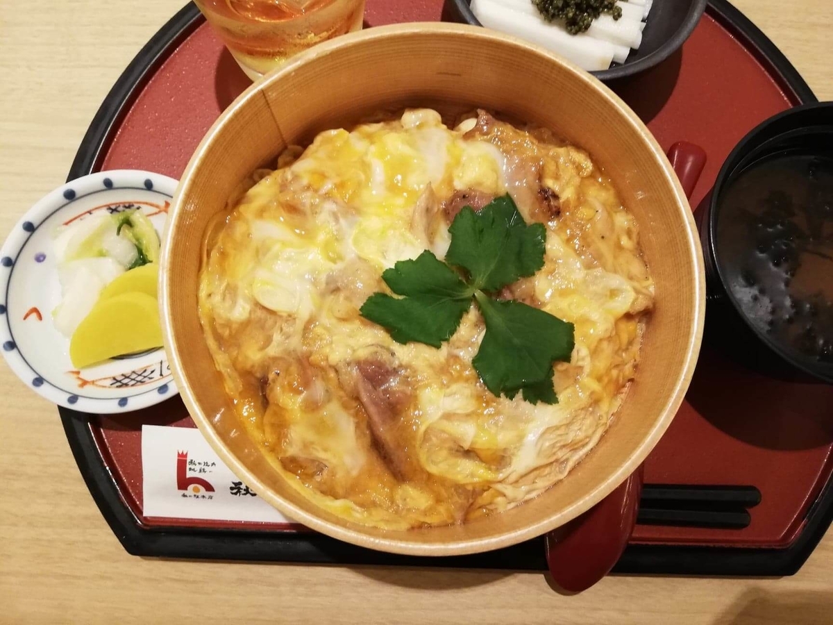 秋田駅『秋田比内地鶏や』の、比内地鶏の究極親子丼のアップ写真