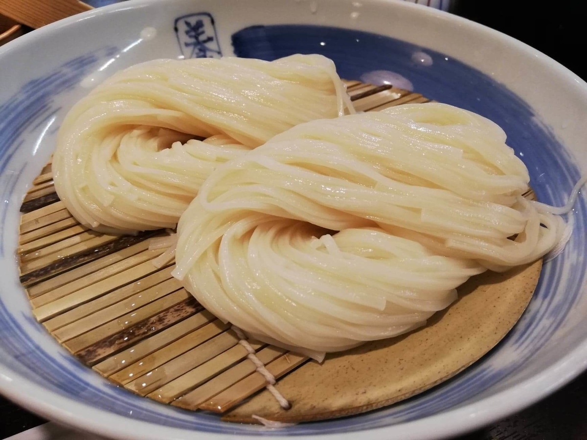 稲庭うどん『佐藤養助』秋田店の、うどんのアップ写真