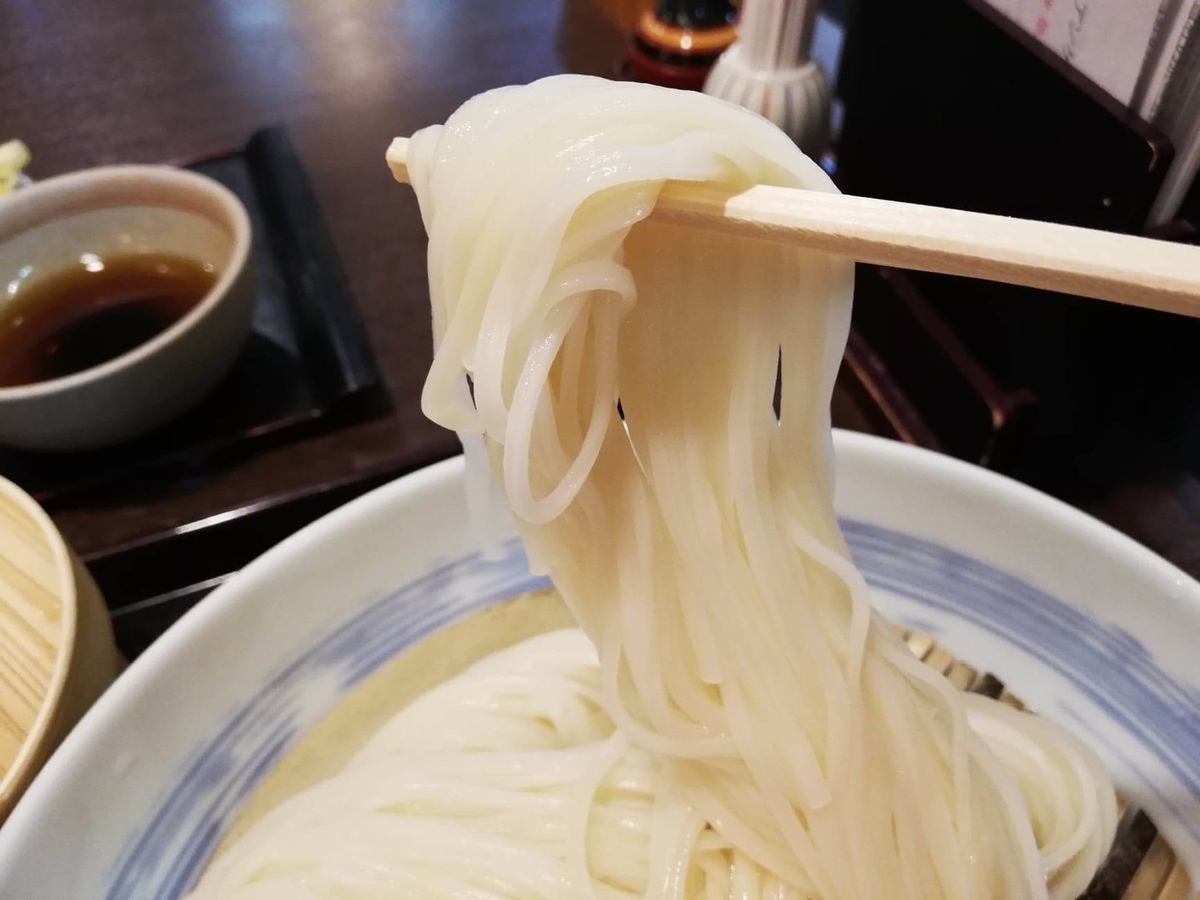 稲庭うどん『佐藤養助』秋田店のうどんを箸で掴んでいる写真