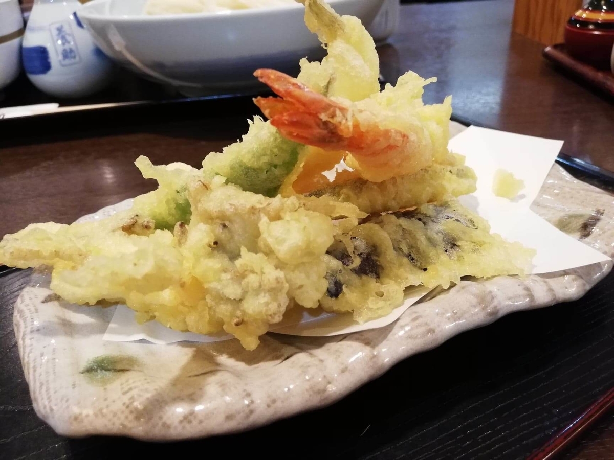 稲庭うどん『佐藤養助』秋田店の天ぷら盛り合わせの写真②