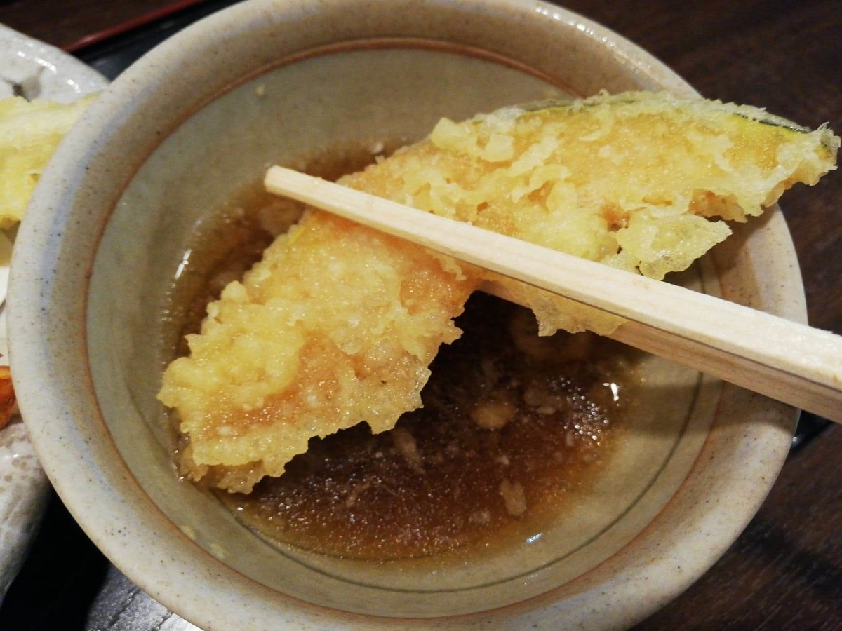 稲庭うどん『佐藤養助』秋田店の、かぼちゃの天ぷらの写真