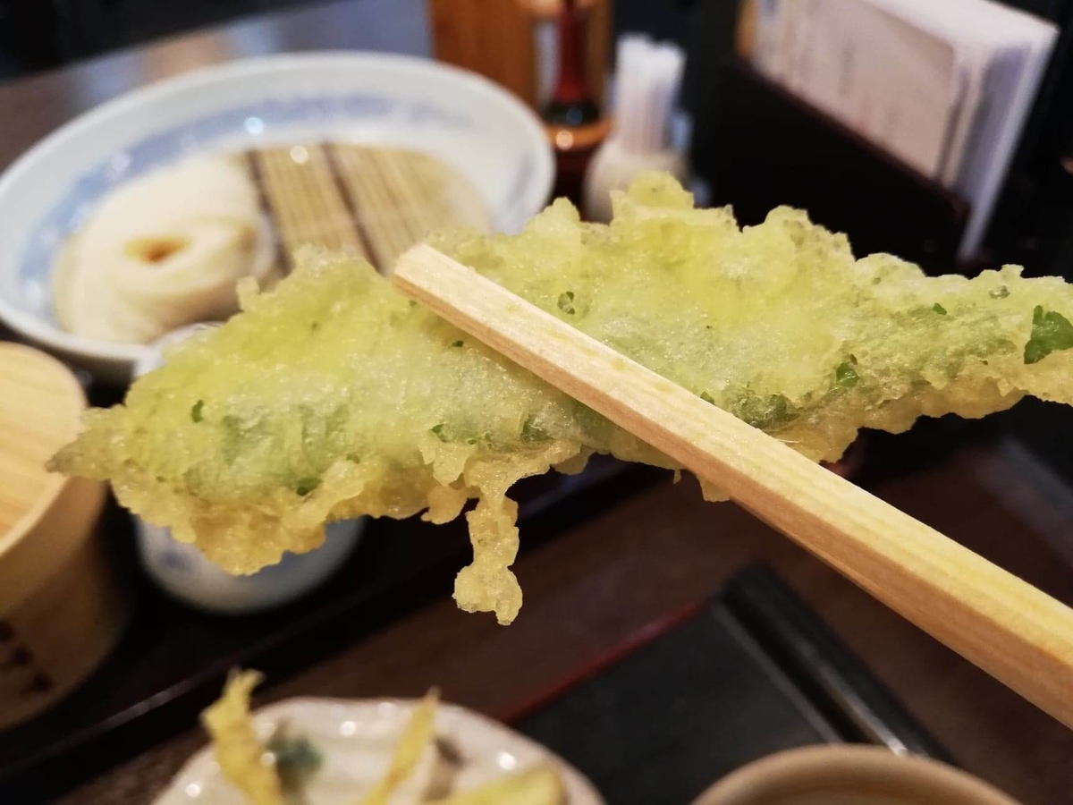 稲庭うどん『佐藤養助』秋田店の、インゲンの天ぷらの写真