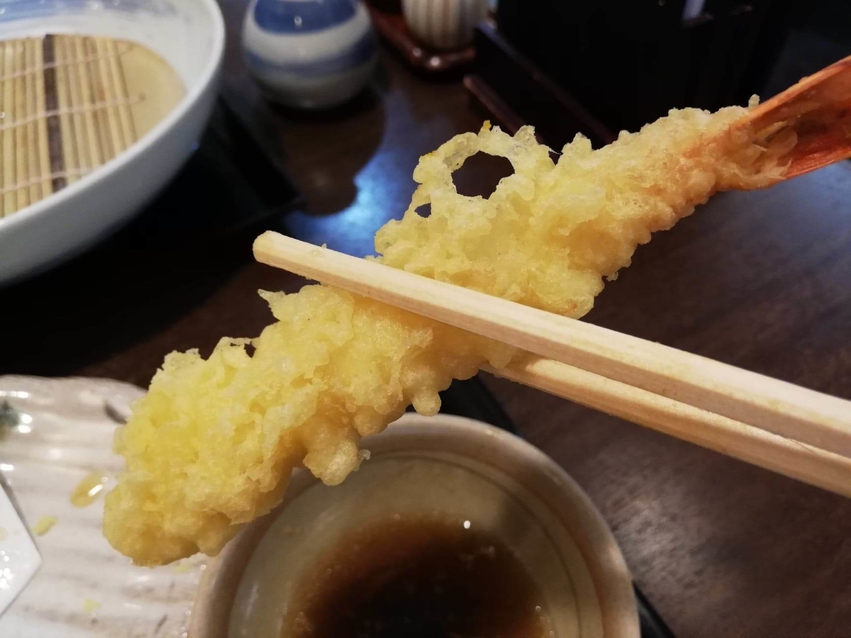 稲庭うどん『佐藤養助』秋田店の、エビの天ぷらの写真