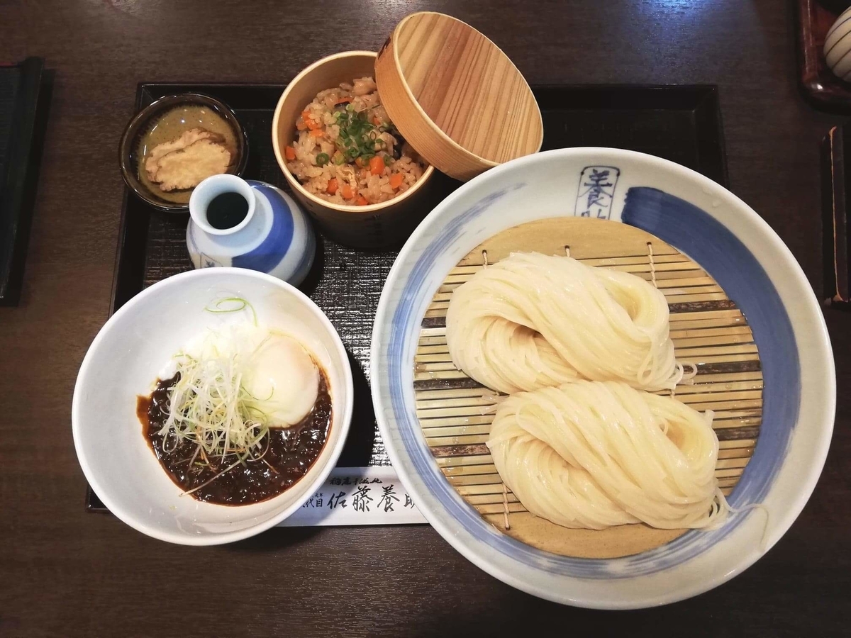 稲庭うどん『佐藤養助』秋田店の、温玉肉味噌つけうどんセットの写真