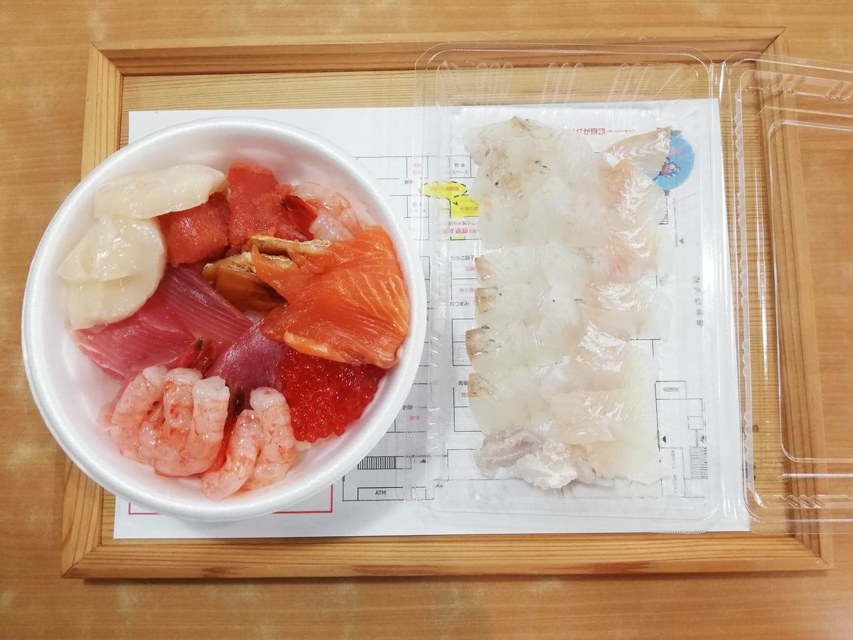 秋田市民市場の、のっけ丼とヒラメの刺身の写真