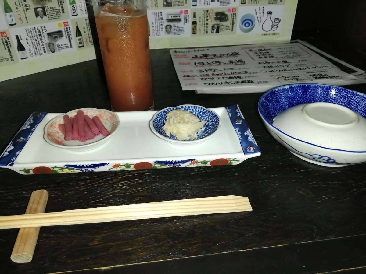 『秋田きりたんぽ屋大町分店』の、蓮の芽の梅漬けと数の子のわさび漬けとカシオレの写真