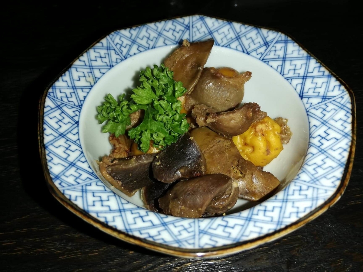 『秋田きりたんぽ屋大町分店』の、比内地鶏とりモツ煮の写真