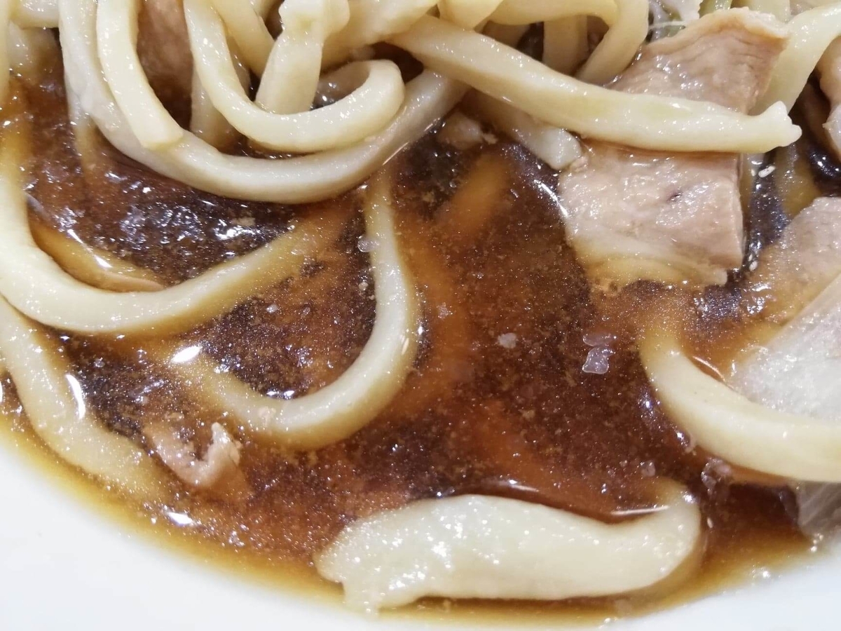 『浅草角萬』の、冷やし肉南蛮のスープのアップ写真