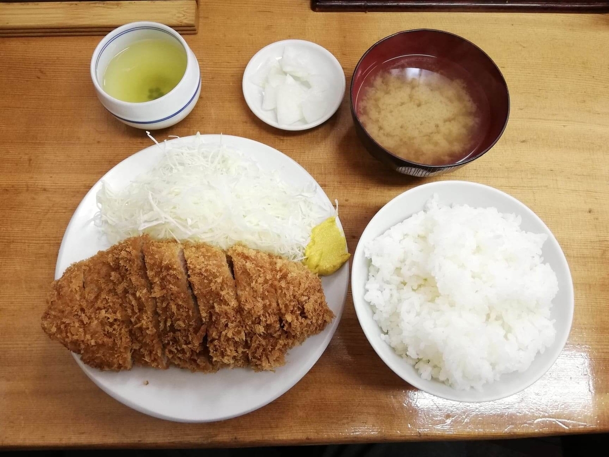 高田馬場『とんかついちよし』の、ロースかつ定食の写真