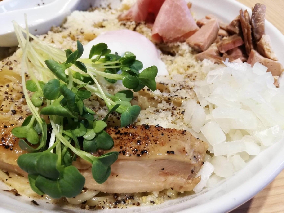 秋津(新秋津)『麺場二寅』の、鶏ボナーラの具材のアップ写真①