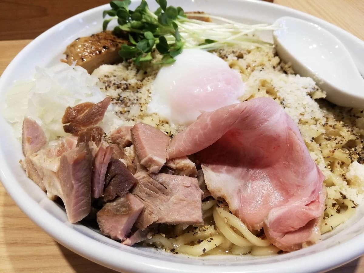 秋津(新秋津)『麺場二寅』の、鶏ボナーラの具材のアップ写真②