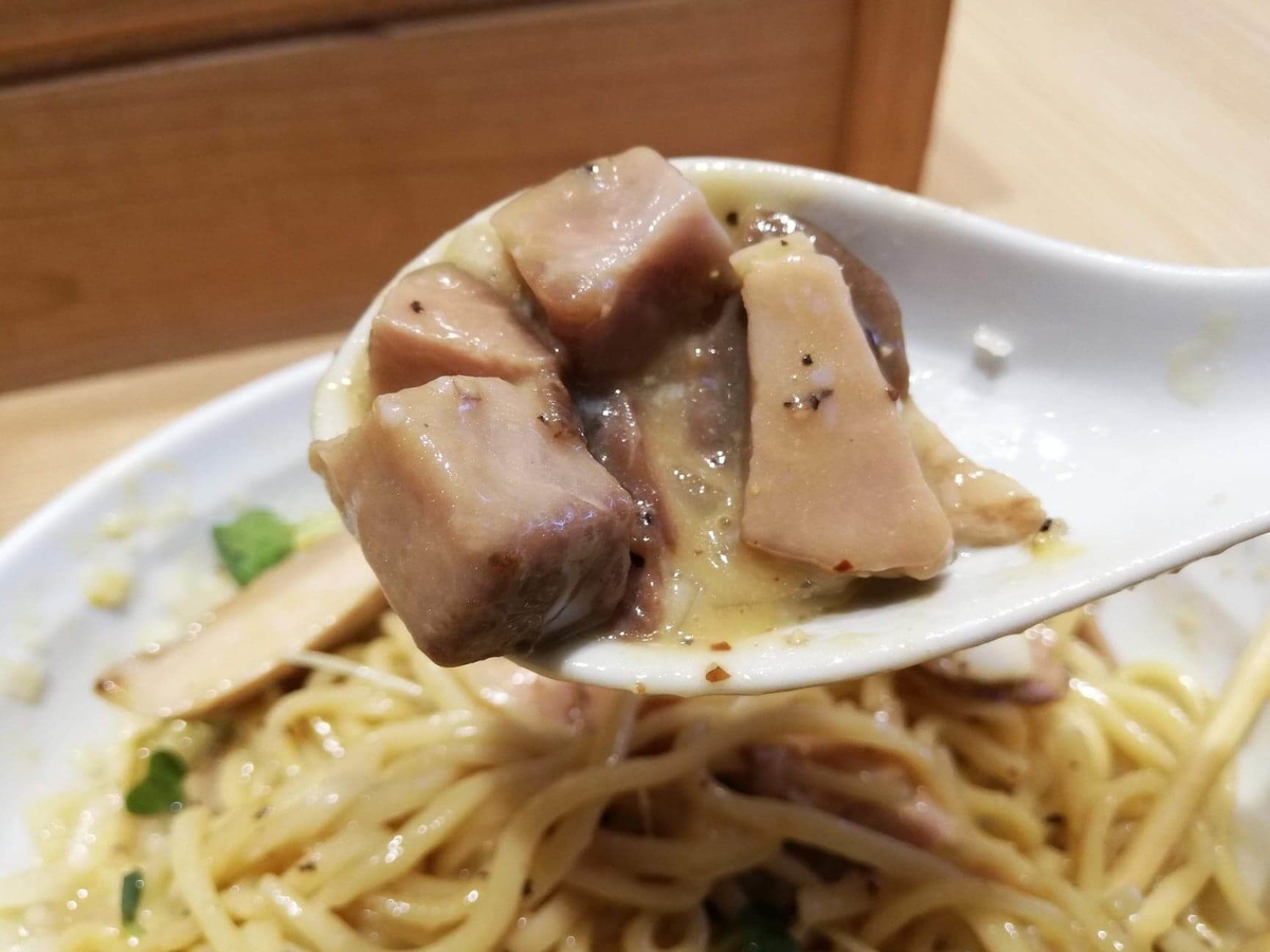 秋津(新秋津)『麺場二寅』の鶏肉をレンゲですくっている写真①