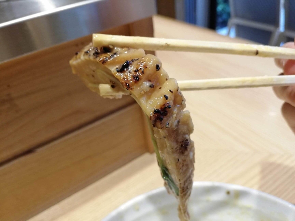 秋津(新秋津)『麺場二寅』の鶏肉をレンゲですくっている写真②