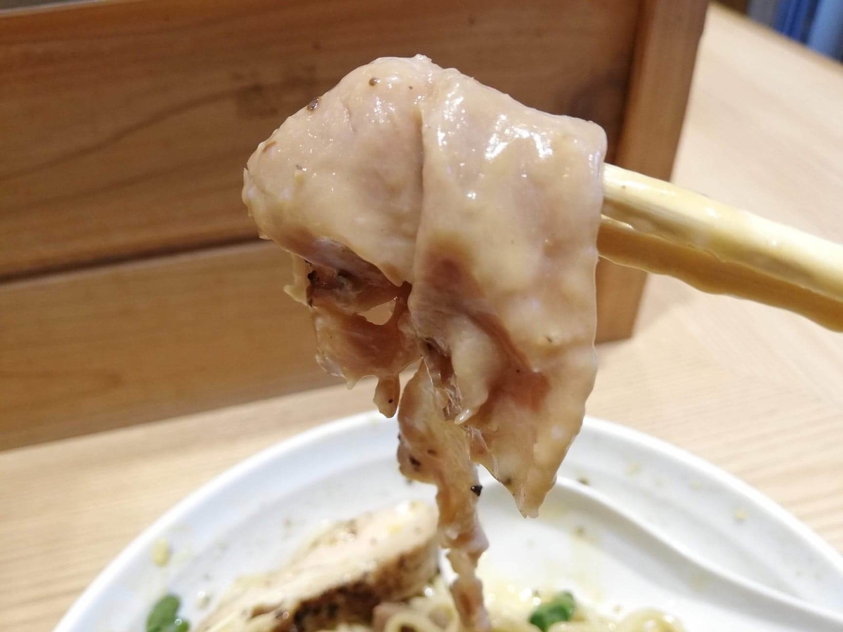 秋津(新秋津)『麺場二寅』のハムを箸で持ち上げている写真