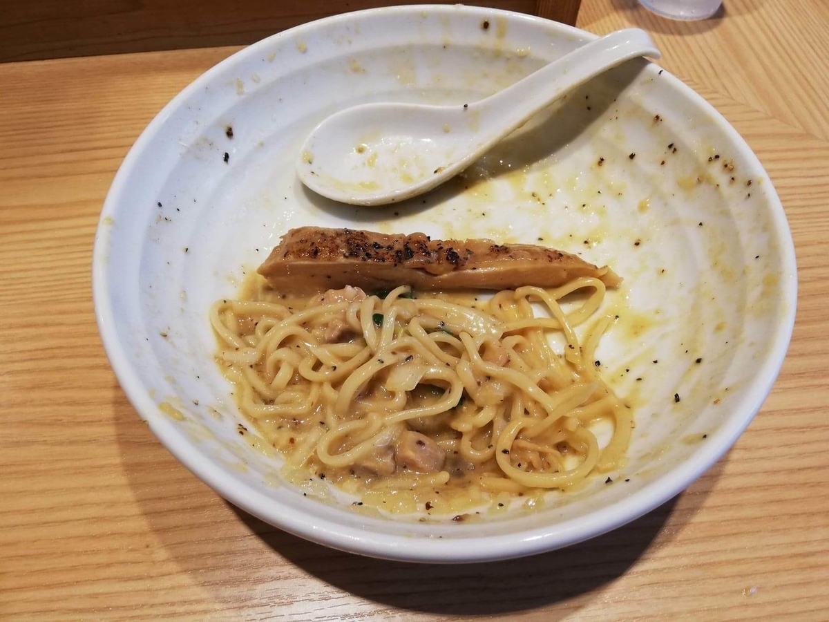 秋津(新秋津)『麺場二寅』の、残り少しの鶏ボナーラの写真