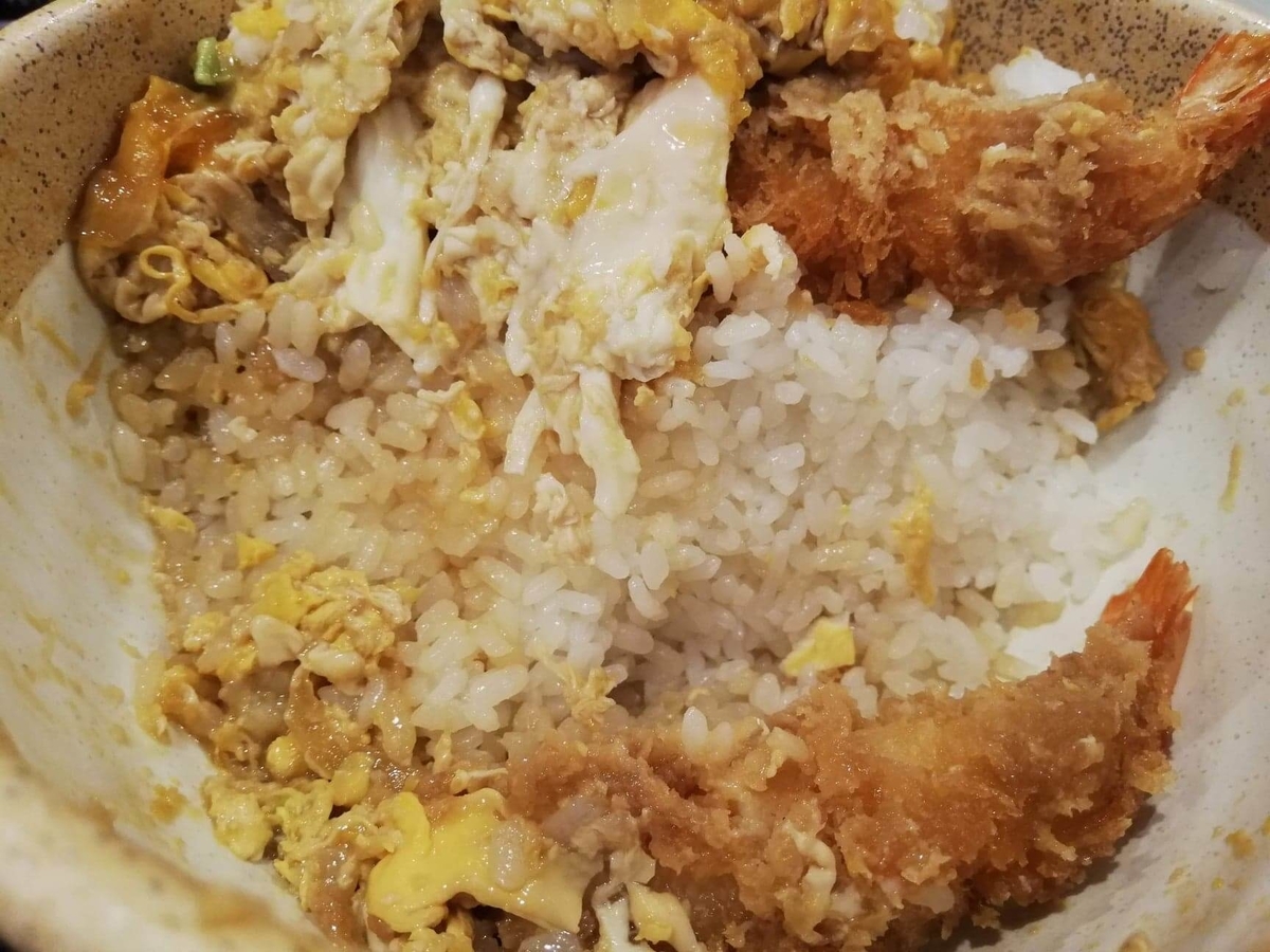 大宮『杉本の店』の海老フライ丼の白米のアップ写真