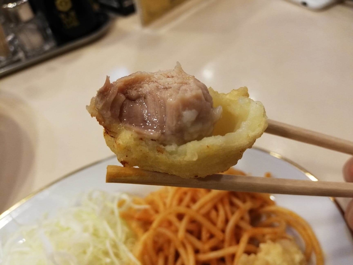 香川県高松市『洋食おなじみ』の、食べかけのとりの骨抜きの写真