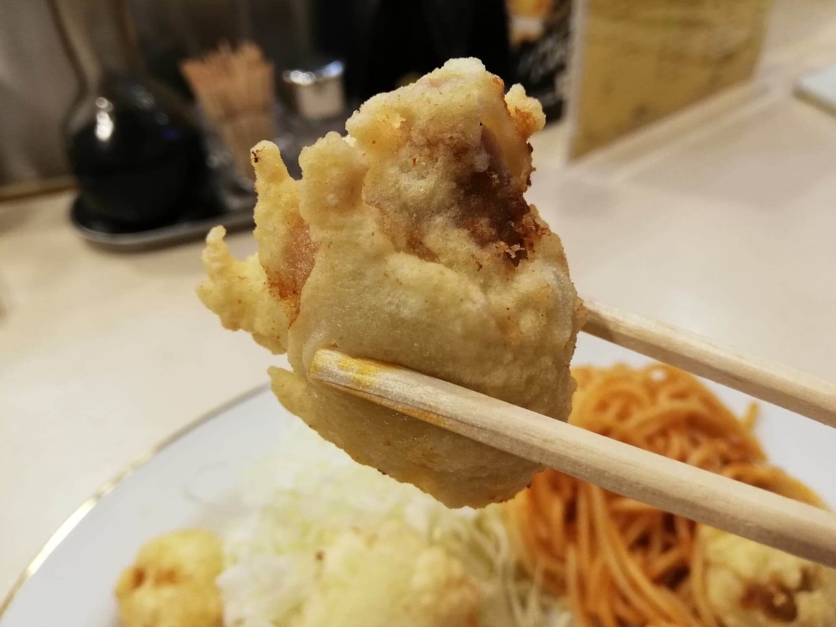 香川県高松市『洋食おなじみ』のとりの骨抜きを箸で掴んでいる写真