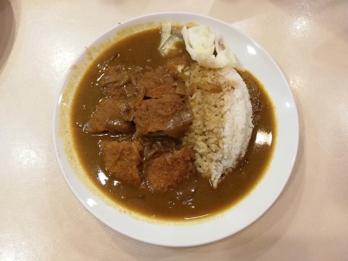 香川県高松市『洋食おなじみ』のチキンカツカレーの写真