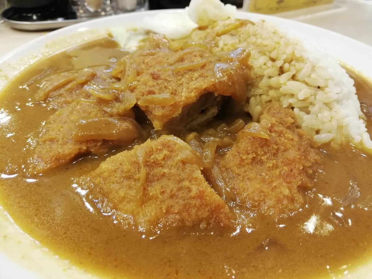 記事トップの、香川県高松市『洋食おなじみ』のチキンカツカレーの写真