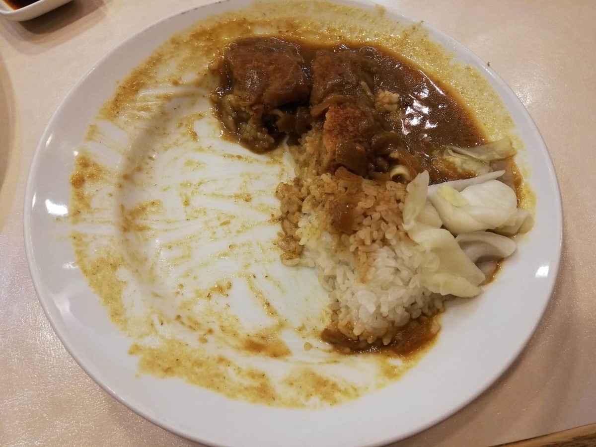 香川県高松市『洋食おなじみ』の、残り少しのチキンカツカレーの写真