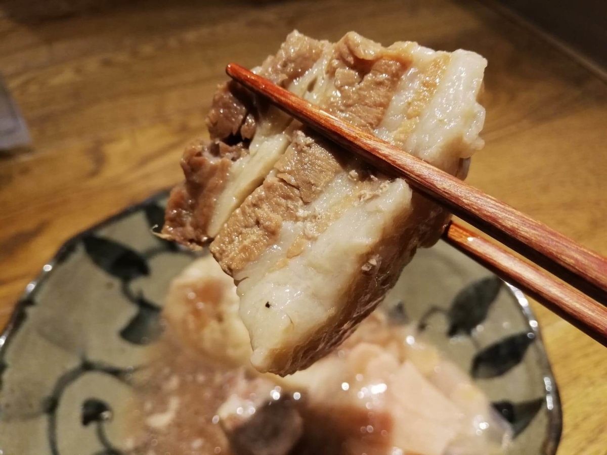 香川県高松市『瀬戸内豚料理紅い豚』の角煮を箸で掴んでいる写真①