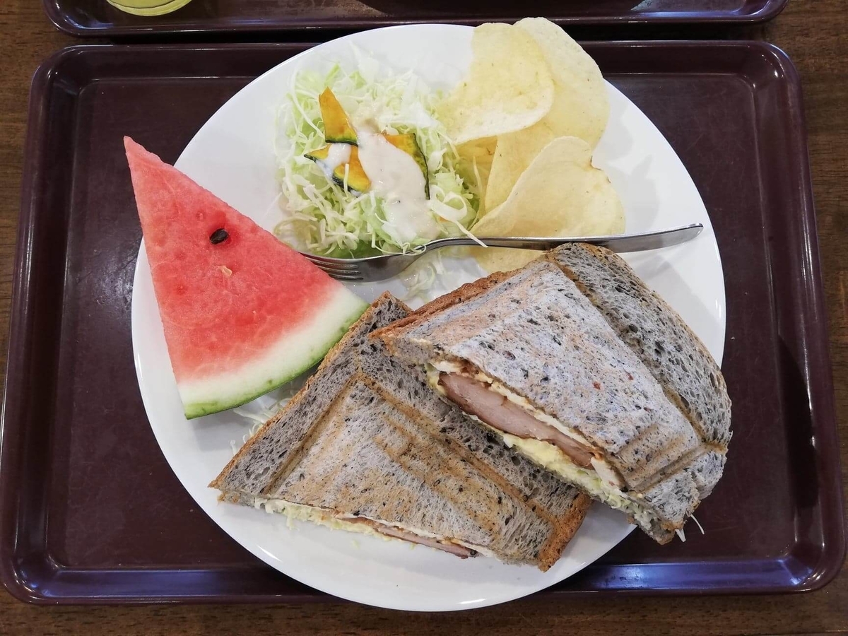 香川県高松市『三びきの子ぶた』の、テリヤキチキンチーズサンドウィッチの写真 