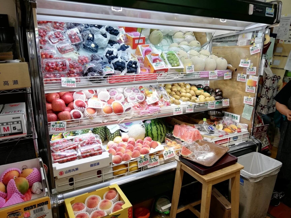 香川県高松市『三びきの子ぶた』の店内にあるフルーツ棚の写真