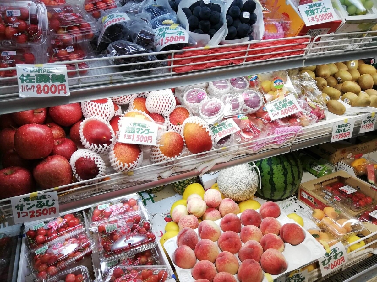 香川県高松市『三びきの子ぶた』の店内にあるフルーツ棚のアップ写真①