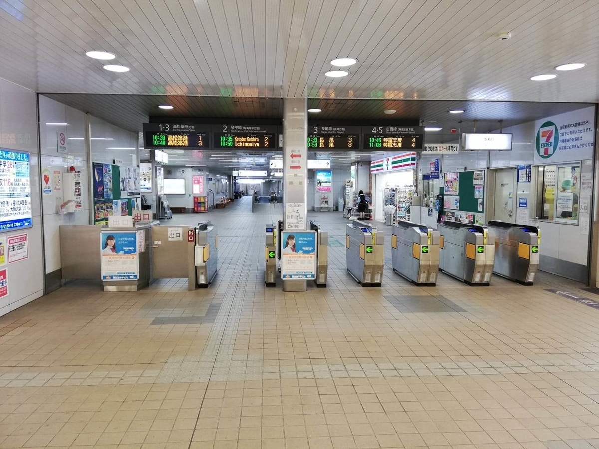瓦町駅から香川県高松市『三びきの子ぶた』への行き方写真①