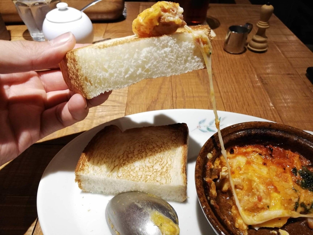 大宮『ドトール珈琲農園』のトーストに、３種チーズのあつあつたまごグラタンをつけている写真