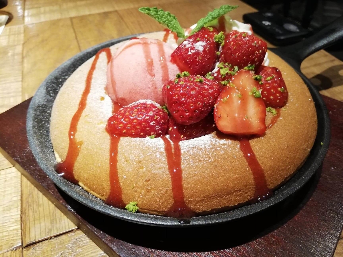 記事トップの、大宮『ドトール珈琲農園』のストロベリーパンケーキの写真