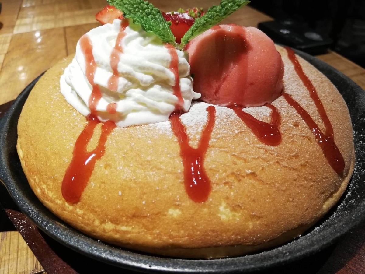 大宮『ドトール珈琲農園』のストロベリーパンケーキのアップ写真②