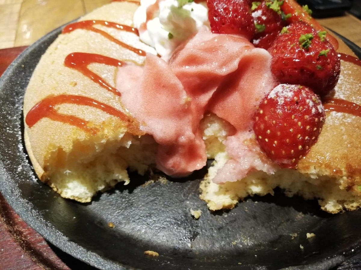大宮『ドトール珈琲農園』のストロベリーパンケーキの写真