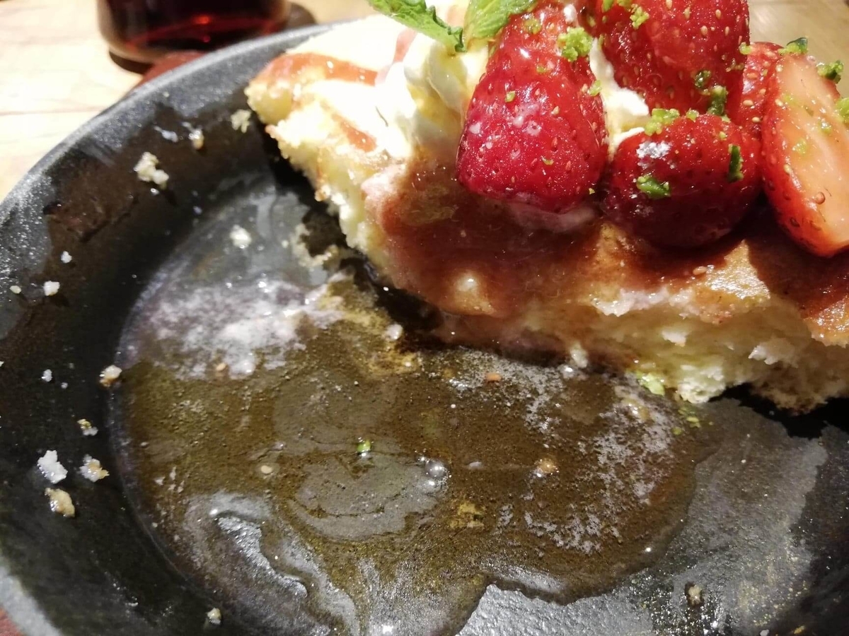 大宮『ドトール珈琲農園』のストロベリーパンケーキにシロップをかけている写真②